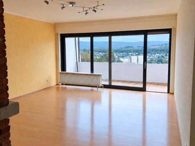Helle 4,5 Zimmer Wohnung mit Balkon + Garagen