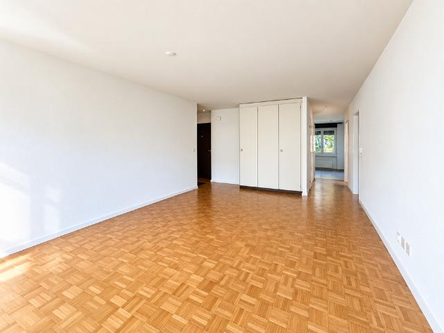 Helle 4.5 Zimmer Wohnung mit Balkon in ruhiger Lage – Oberweningen