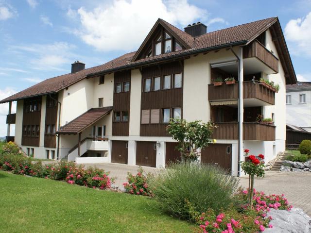 Helle 4.5 Zimmer Wohnung mit Cheminée und Balkon an ruhiger Lage in Bichwil