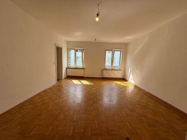 Helle 4,5 Zimmer Wohnung mit Parkett und Küche auf ca. 89 m² im 1. Stock in Frankfurt