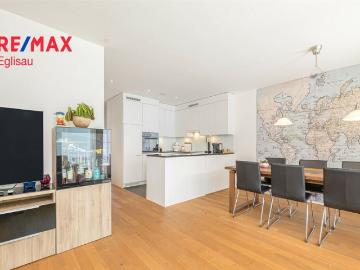 Helle 4.5 Zimmer Wohnung mit sonnigem Balkon und zwei Tiefgaragenplätzen!