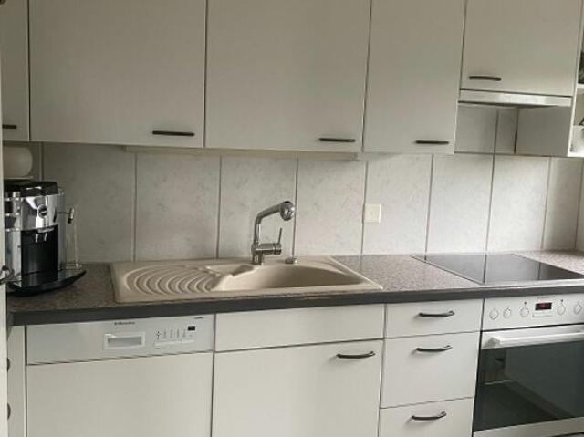 Helle 4.5 Zimmerwohnung im 14. Obergeschoss mit grossem Balkon und schöner Aussicht!
