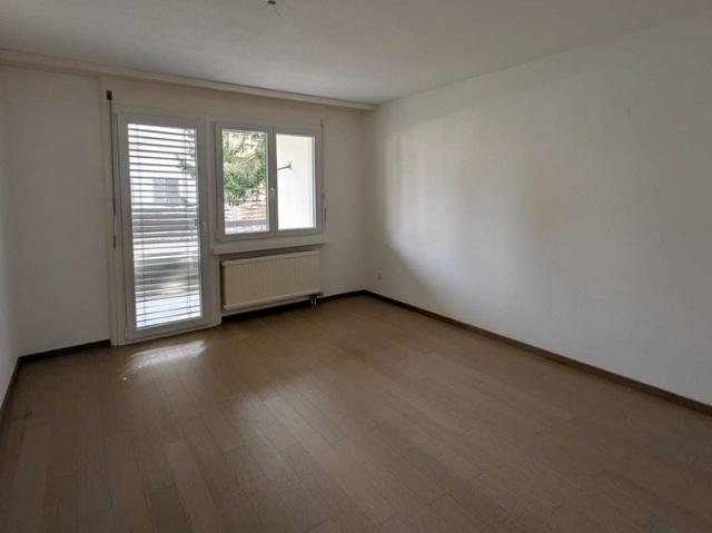 Helle 4.5 Zimmerwohnung im Hochparterre mit Balkon