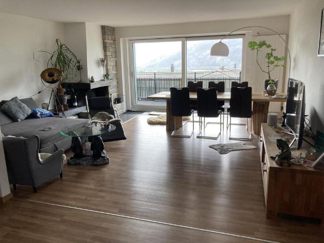 helle 4.5 Zimmerwohnung mit Balkon in Jenins