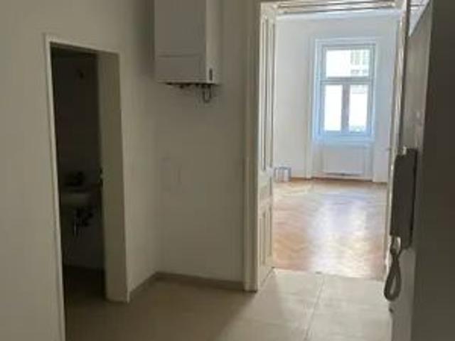 Helle 50 m² Altbauwohnung am Urban Loritz Platz neues Bad, Küche frei wählbar