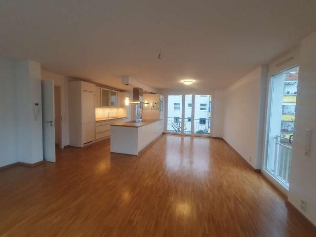 Helle 5 Zimmer Wohnung mit 58 m² Terrasse, Einbauküche und TG Stellplatz