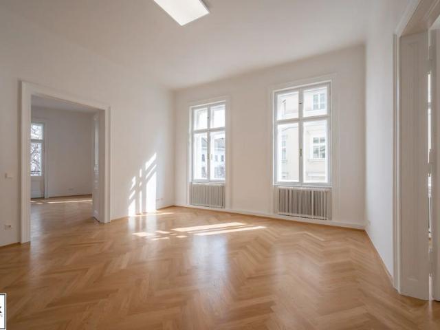helle 5 Zimmer Altbauwohnung in der Heinestraße