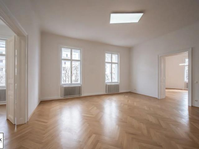 helle 5 Zimmer Altbauwohnung in der Heinestraße