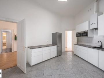 helle 5 Zimmer Altbauwohnung in der Heinestraße