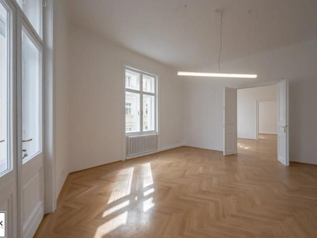 helle 5 Zimmer Altbauwohnung in der Heinestraße