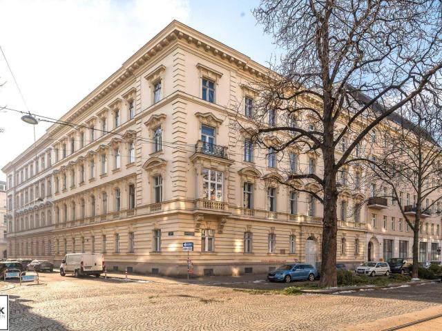 helle 5 Zimmer Altbauwohnung in der Heinestraße