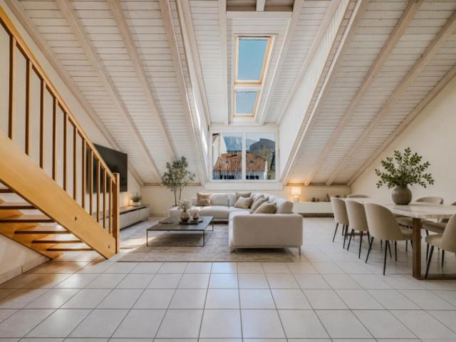 Helle 5 Zimmer Duplex Wohnung mit eigenem Garten und zwei Parkplätzen