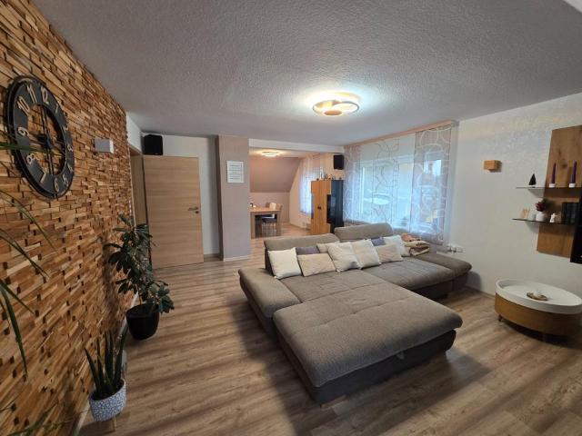 Helle 6 Zimmer Wohnung mit Garage+WB 10 KvP PV Anlage