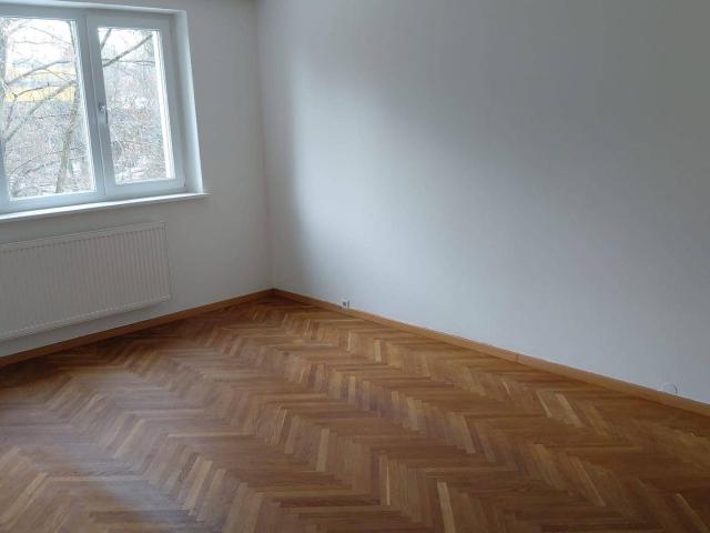 Helle 70 m² Wohnung mit Balkon, Fischgrätparkett und Parkplatz zu vermieten