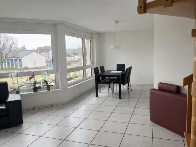 Helle 7.5 Zimmer Maisonettewohnung mit Balkon in familienfreundlichem Quartier