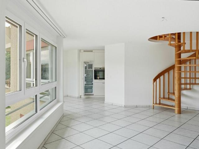Helle 7.5 Zimmer Maisonettewohnung mit Balkon in familienfreundlichem Quartier