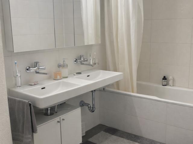 Helle 7.5 Zimmer Maisonettewohnung mit Balkon in familienfreundlichem Quartier