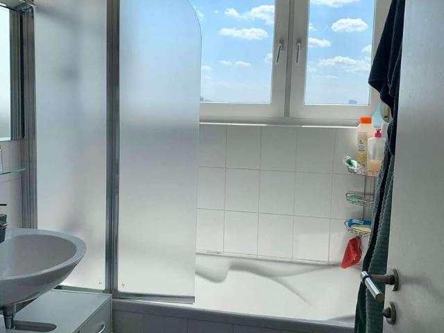 Helle 86 m² 3 Zimmer Wohnung mit Panoramablick auf die Skyline