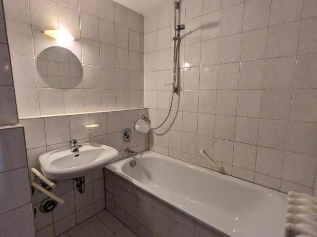 Helle 1 Raum Wohnung mit Balkon