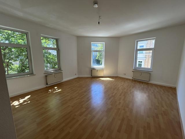 helle 1 Raum Wohnung mit separater Küche