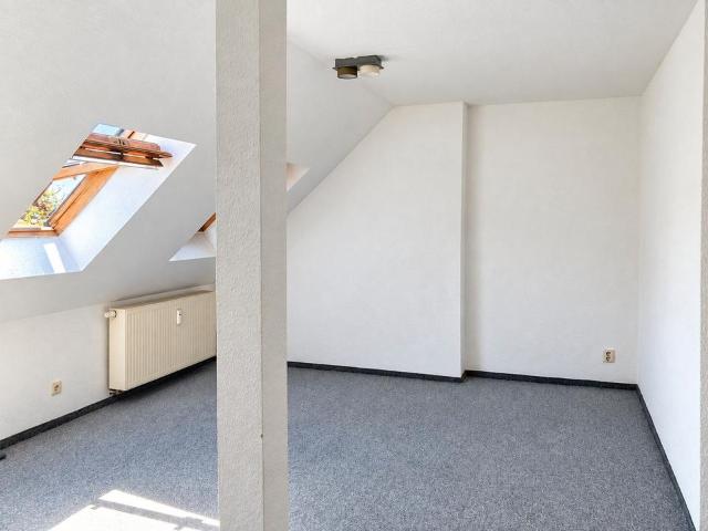 Helle 1 Zi Dachgeschosswohnung, separate Küche, Wanne + Dusche