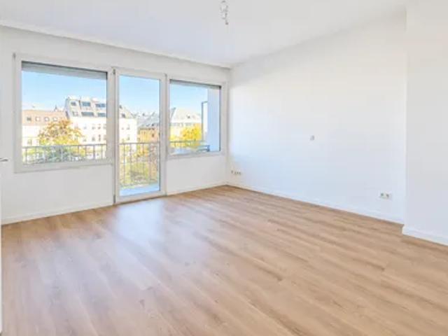 Helle 1 Zimmer Wohnung mit Balkon, Fernblick und Klimaanlage, U6 ums Eck