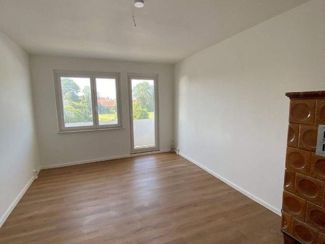 Helle 1 Zimmer Wohnung mit Balkon *Kleine KÃ¼che mit Holz /Kohleofen *Duschbad mit Fenster *Keller