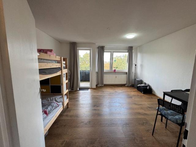 Helle 1 Zimmer Wohnung mit Balkon ins Grüne & Einbauküche