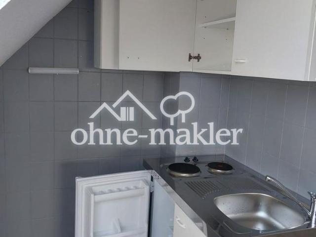 Helle 1,5 Zimmer Dachgeschosswohnung mit Balkon und neuer Pantryküche