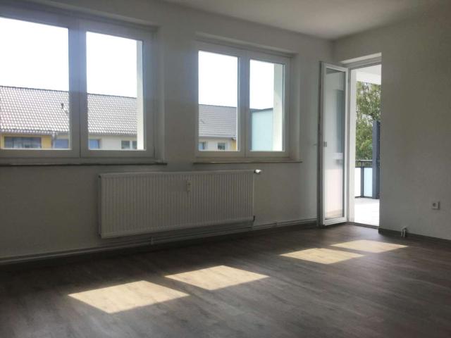 Helle 2 Raumwohnung mit neuem Balkon zu vermieten