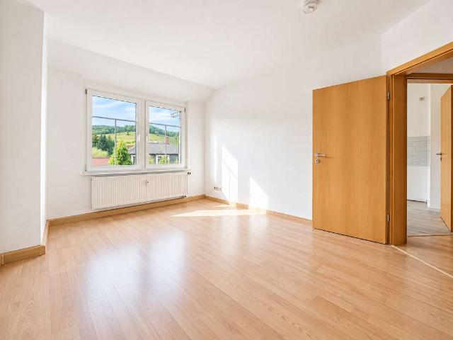 Helle 2 Raumwohnung im DG * Tageslichtbad m. Fenster & Wanne * zentrale Lage * TOP