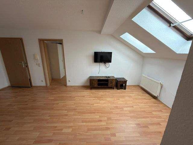 Helle 2 Raum Dachgeschosswohnung mit Einbauküche und weiteren Möbeln