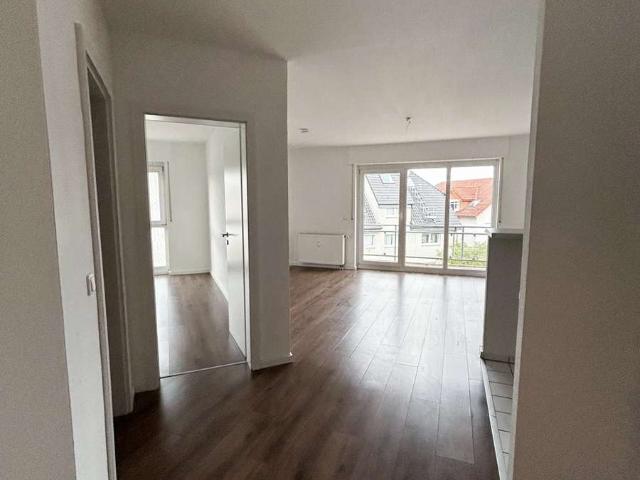 Helle 2 Raum Wohnung im 2. Obergeschoss mit Küchenzeile, Balkon und Stellplatz