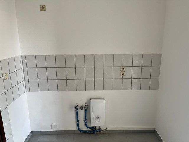 Helle 2 Raum Wohnung im Erdgeschoss mit frisch saniertem Bad und optionaler Küche zu mieten