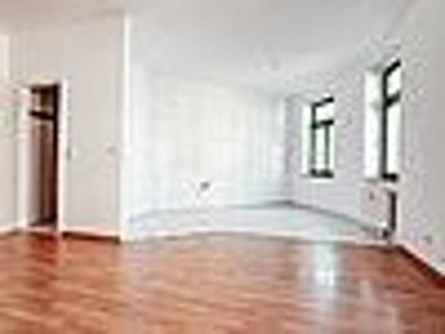 Helle 2 Raum Wohnung mit Aufzug / Stellplatz / Einbauküche auf Wunsch möglich