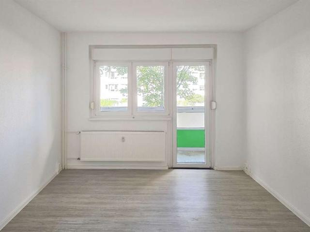 Helle 2 Raum Wohnung mit Balkon im Erdgeschoss ruhig und grün in Halle Saale
