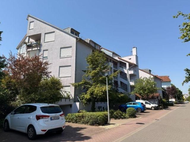 / helle 2 Raum Wohnung mit Balkon und TG Stellplatz * ab sofort /