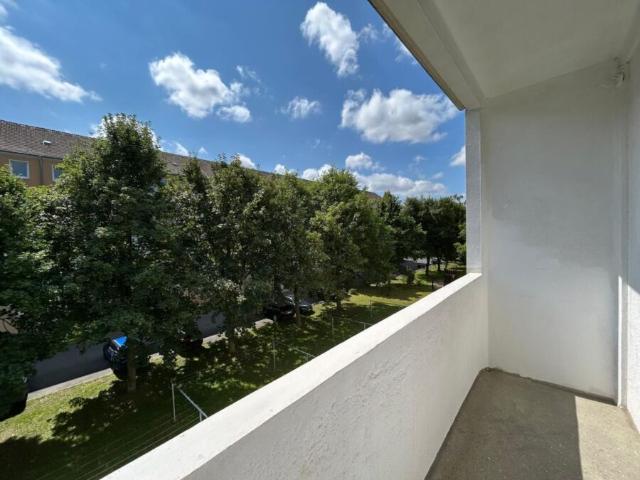 helle 2 Raum Wohnung mit Balkon