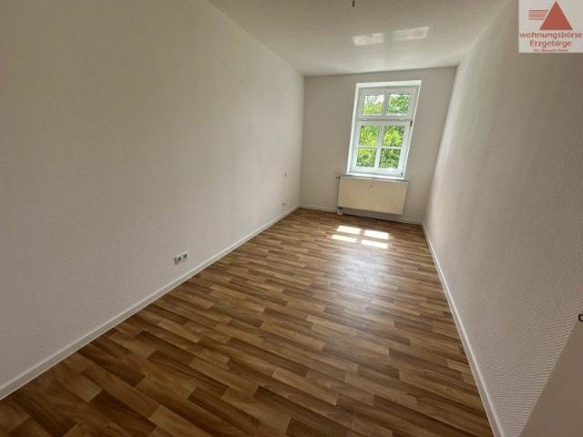 Helle 2 Raum Wohnung mit Balkon!