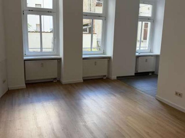 helle 2 Raum Wohnung mit offener Wohnküche