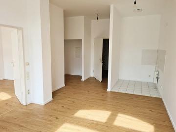 Helle 2 Raum Wohnung mit Laminatboden in Holzoptik