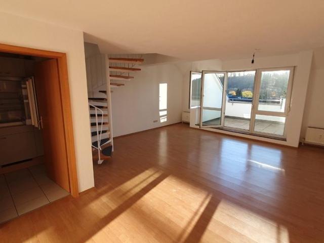 Helle 2 Zi. Maisonette m. Loggia & TG – Bezugsfrei ab 01.10