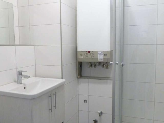 Helle 2 Zi. DG Wohnung in RE Süd – KEINE Schrägen dank Gauben! + EBK Übernahme möglich