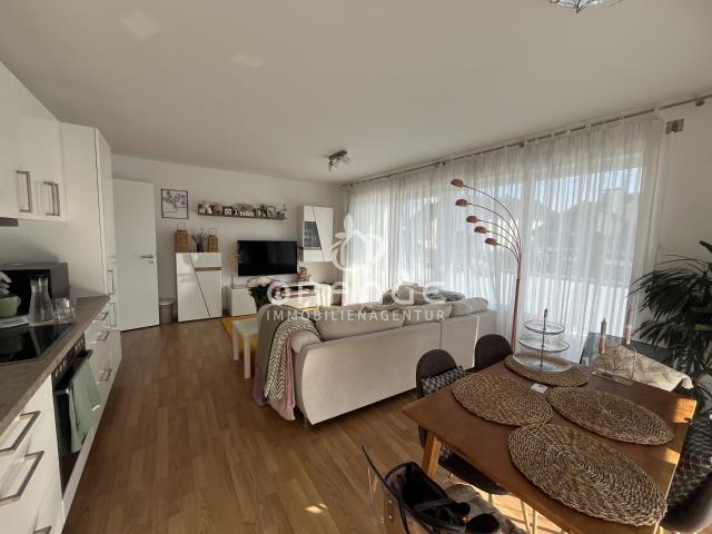 Helle 2 Zi. Whg. mit Einbauküche und Loggia!