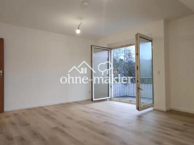 Helle 2 Zi. Wohnung im 2. OG mit Küche, Balkon, KFZ Stellplatz und Kellerabteil