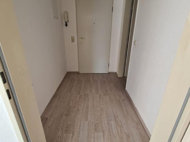 helle 2 Zi. Wohnung mit Ankleide und Loggia
