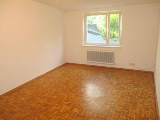 Helle 2 Zi Wohnung mit Einbauküche, Badewanne, WG tauglich!