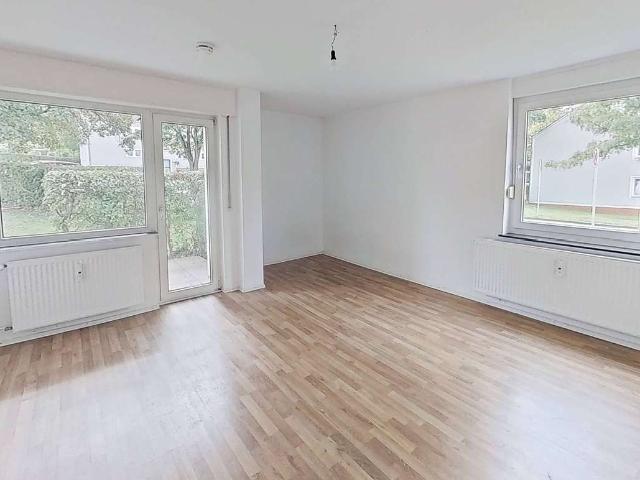 Helle 2 Zimmer Terrassenwohnung mit Wannenbad