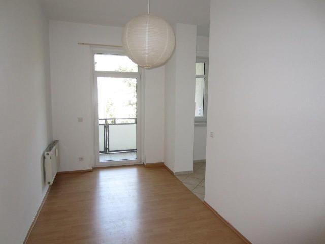 Helle 2 Zimmer Whg. Wohnküche Laminat Balkon