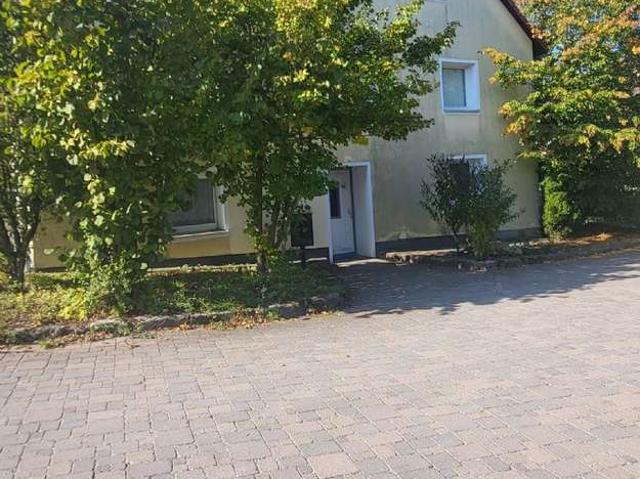 Helle 2 Zimmer Wohnung mit Terrasse und Garten in ruhiger, naturnaher Lage